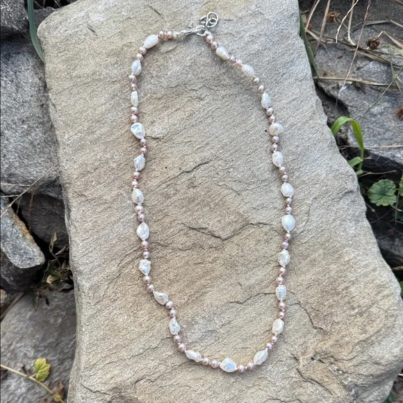 Elegant Pearl Necklace - Picture 7 of 8